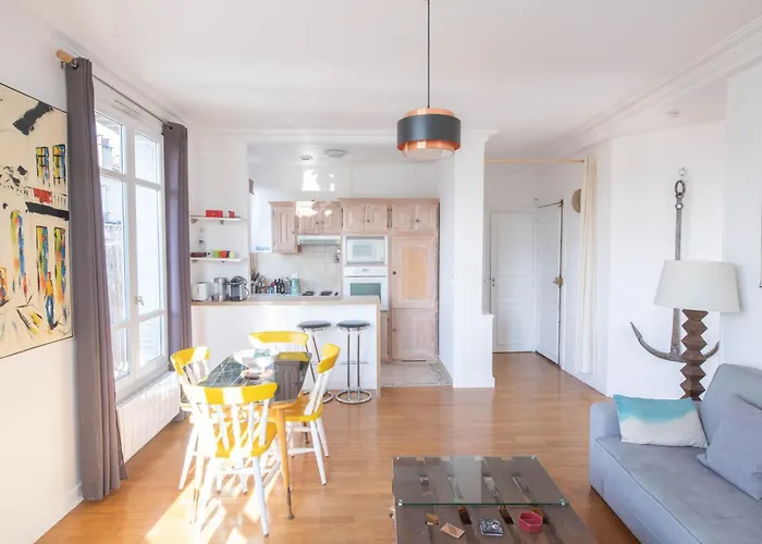 Cosy And Very Flat With Open View On A Parc