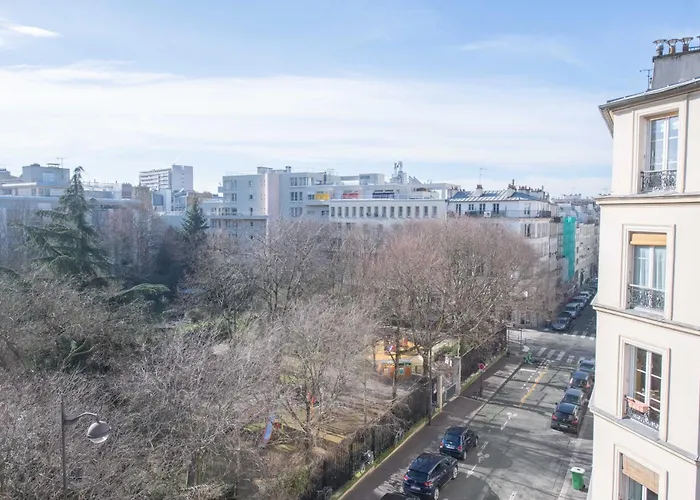 Cosy And Very Flat With Open View On A Parc Paris